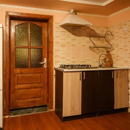 Mandrivnyi Rooms&apartments بيت ضيافة 3*