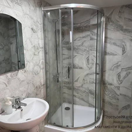 Mandrivnyi Rooms&apartments ヤシニャ